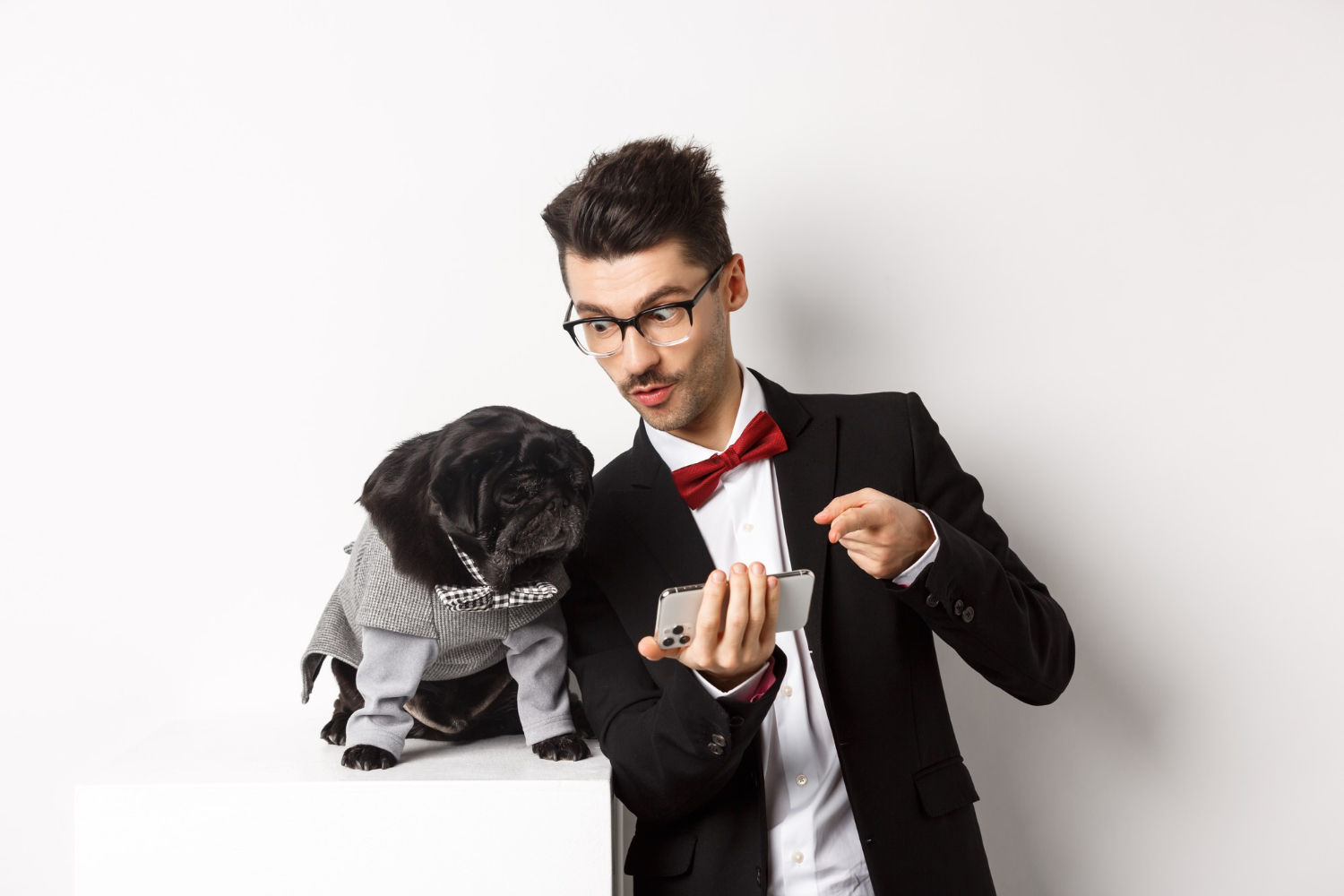 un homme qui parle avec son chien